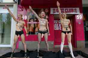 femen on reeperbahn